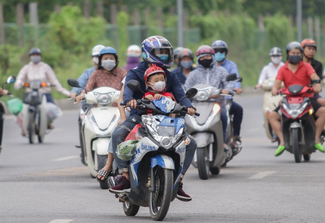 Đoàn hàng trăm người rồng rắn ngược chiều ở đường gom Đại lộ Thăng Long - 9