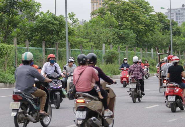 Đoàn hàng trăm người rồng rắn ngược chiều ở đường gom Đại lộ Thăng Long - 11