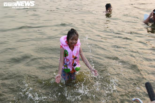 Bất chấp biển cấm nguy hiểm, người Hà Nội vô tư bơi hồ Linh Đàm - 7