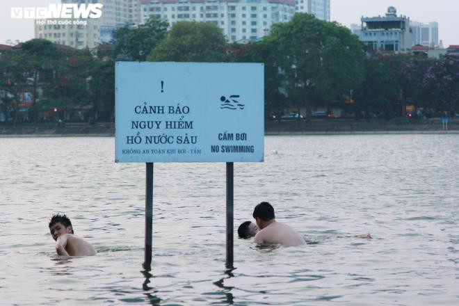 Bất chấp biển cấm nguy hiểm, người Hà Nội vô tư bơi hồ Linh Đàm - 1
