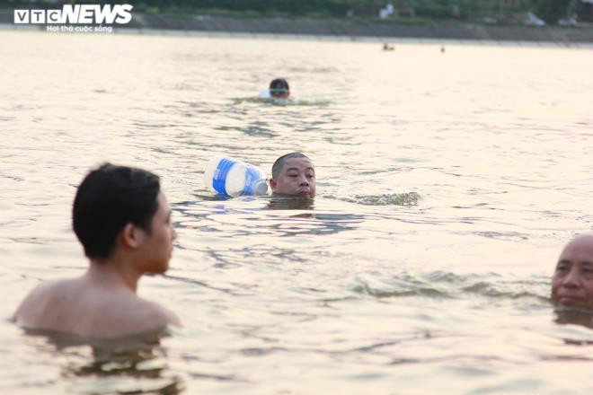 Bất chấp biển cấm nguy hiểm, người Hà Nội vô tư bơi hồ Linh Đàm - 4