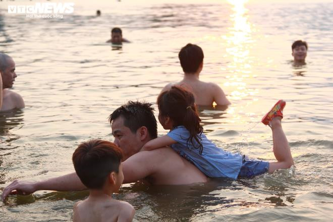 Bất chấp biển cấm nguy hiểm, người Hà Nội vô tư bơi hồ Linh Đàm - 6