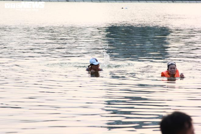 Bất chấp biển cấm nguy hiểm, người Hà Nội vô tư bơi hồ Linh Đàm - 10