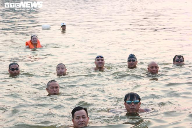 Bất chấp biển cấm nguy hiểm, người Hà Nội vô tư bơi hồ Linh Đàm - 8