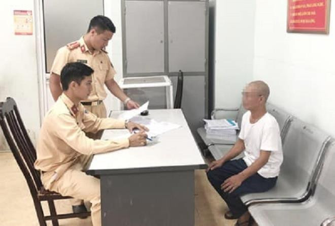 'Quái xế' 62 tuổi buông 2 tay phóng xe vèo vèo ở Hà Nội bị phạt 8,25 triệu đồng - 2