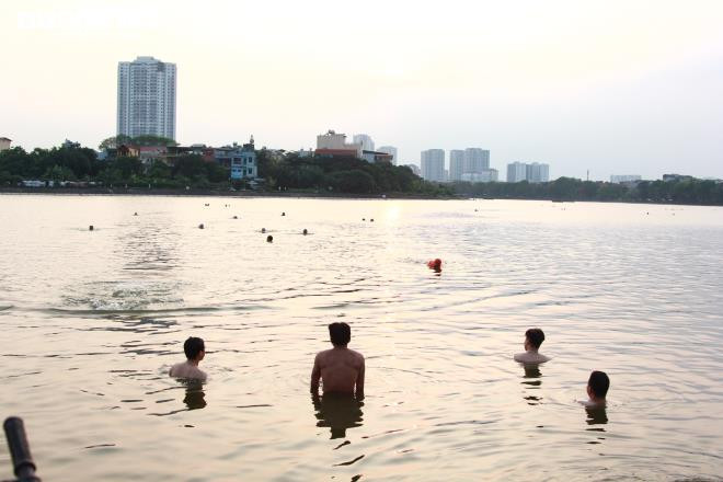 Bất chấp biển cấm nguy hiểm, người Hà Nội vô tư bơi hồ Linh Đàm - 2
