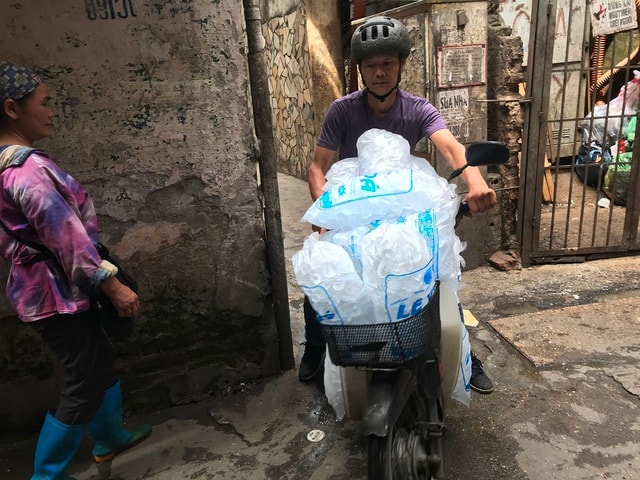 Nắng nóng kỷ lục, phu đá hốt bạc vì khách gọi giải nhiệt - 1