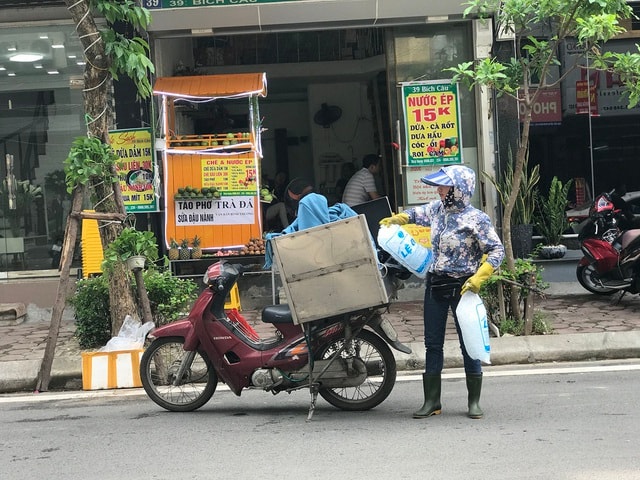 Nắng nóng kỷ lục, phu đá hốt bạc vì khách gọi giải nhiệt - 2