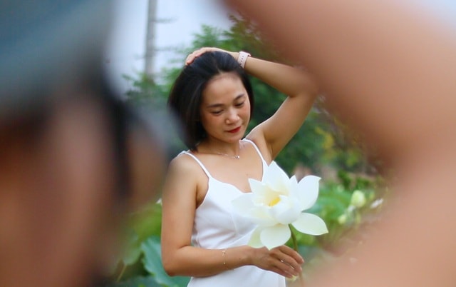 Du khách ngỡ ngàng trước vẻ đẹp của đầm sen trắng độc nhất ở Hà Nội - 5 Du khách ngỡ ngàng trước vẻ đẹp của đầm sen trắng độc nhất ở Hà Nội - 5