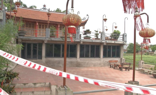 Ngôi đền nghìn năm tuổi ở Hà Nội đối diện nguy cơ bị cuốn trôi - 1