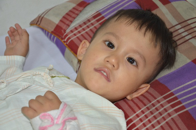Nhói lòng ánh mắt khao khát sống của cậu bé 3 tuổi bị dày vò trong bệnh tật - 1