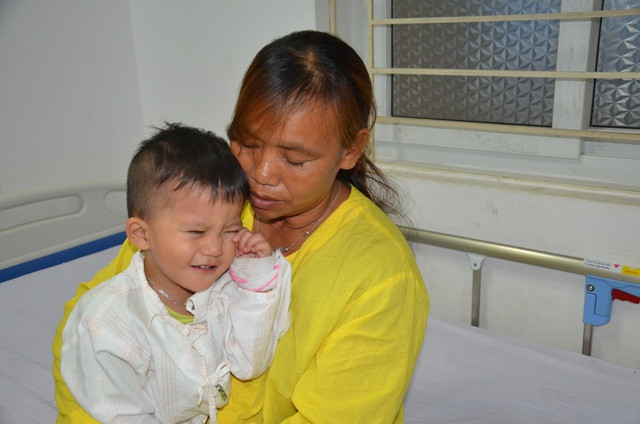 Nhói lòng ánh mắt khao khát sống của cậu bé 3 tuổi bị dày vò trong bệnh tật - 2