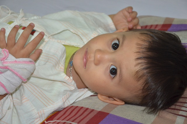 Nhói lòng ánh mắt khao khát sống của cậu bé 3 tuổi bị dày vò trong bệnh tật - 3