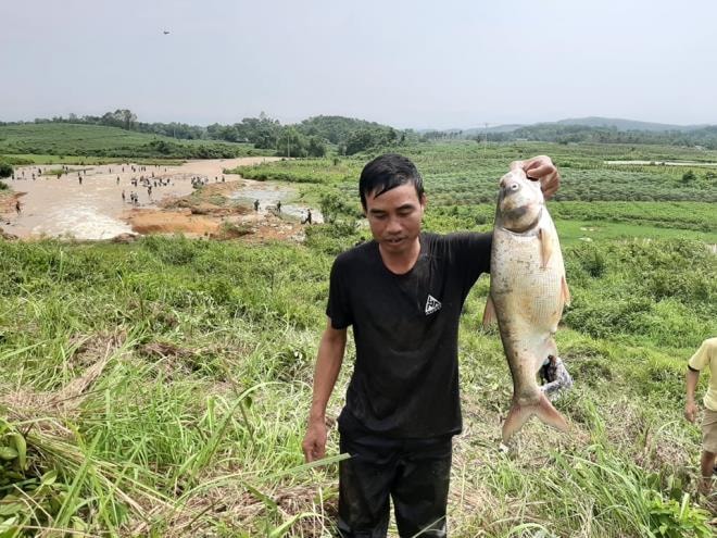 Hàng trăm người dân mang lưới bắt cá sau sự cố vỡ đập chứa 600.000m3 nước - 8