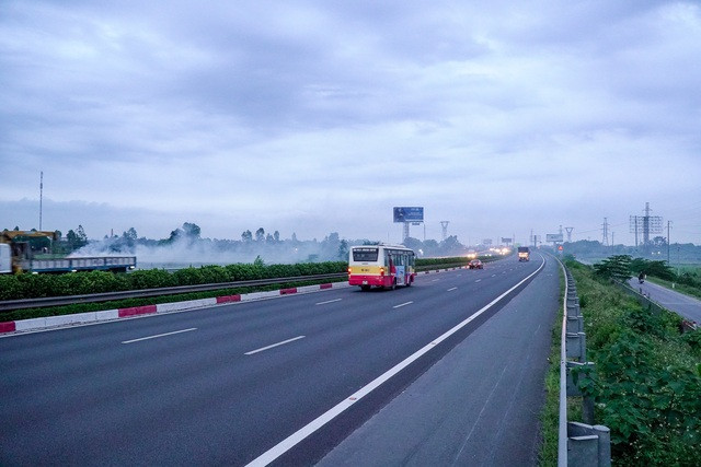 Khói mù mịt trên cao tốc Hà Nội - Ninh Bình - 3