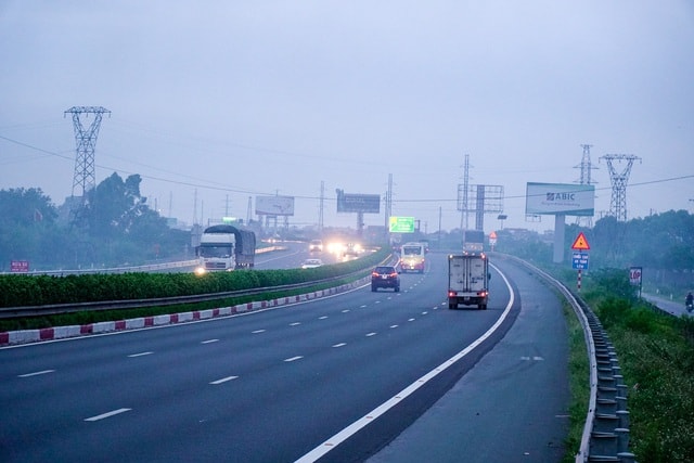 Khói mù mịt trên cao tốc Hà Nội - Ninh Bình - 4