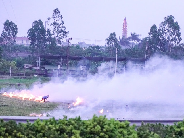 Khói mù mịt trên cao tốc Hà Nội - Ninh Bình - 6