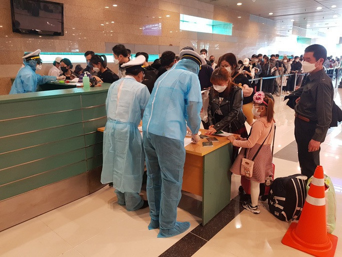Đưa hơn 340 công dân Việt Nam từ Singapore về sân bay Cần Thơ - Ảnh 1.