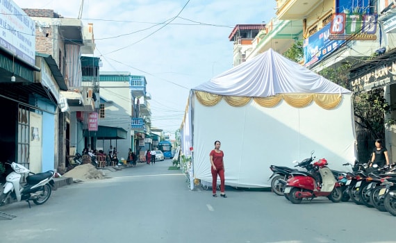 Hình ảnh rạp cưới dựng chiếm nguyên cả làn đường, dân mạng ngán ngẩm: Sợ người ta không biết nhà có hỉ hay sao? - Ảnh 4.