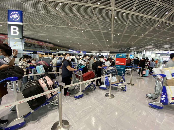 Hơn 340 người Việt từ Nhật Bản về nước tại sân bay Đà Nẵng - Ảnh 1.