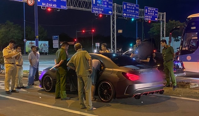 Thanh niên đi xe sang tông xe chở lãnh đạo Công an thành phố - 1