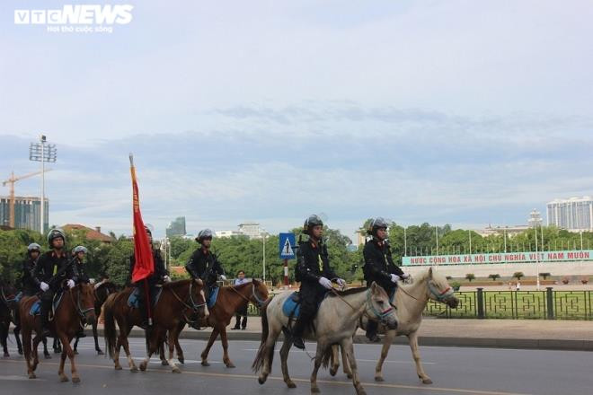 Ảnh: Cảnh sát cơ động Kỵ binh diễu hành trước Lăng Bác và nhà Quốc hội - 1