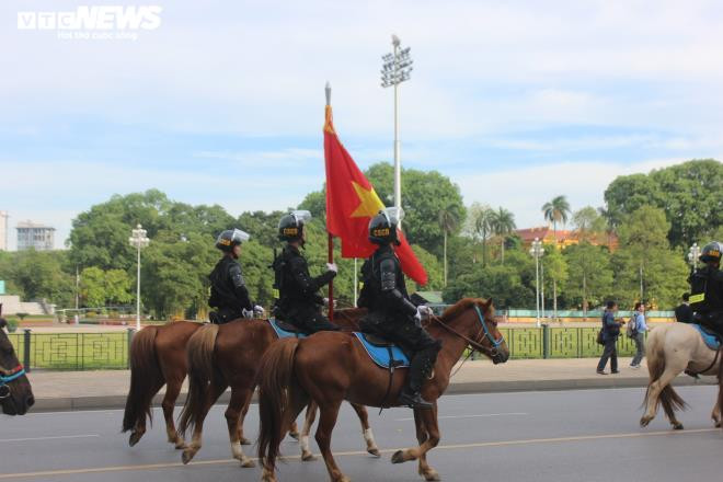 Ảnh: Cảnh sát cơ động Kỵ binh diễu hành trước Lăng Bác và nhà Quốc hội - 2