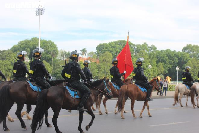 Ảnh: Cảnh sát cơ động Kỵ binh diễu hành trước Lăng Bác và nhà Quốc hội - 3