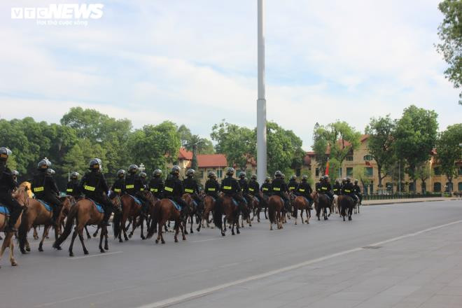 Ảnh: Cảnh sát cơ động Kỵ binh diễu hành trước Lăng Bác và nhà Quốc hội - 4