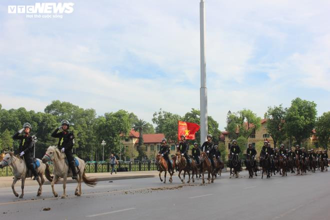 Ảnh: Cảnh sát cơ động Kỵ binh diễu hành trước Lăng Bác và nhà Quốc hội - 8