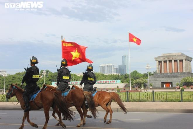 Ảnh: Cảnh sát cơ động Kỵ binh diễu hành trước Lăng Bác và nhà Quốc hội - 9