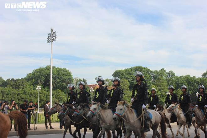 Ảnh: Cảnh sát cơ động Kỵ binh diễu hành trước Lăng Bác và nhà Quốc hội - 10