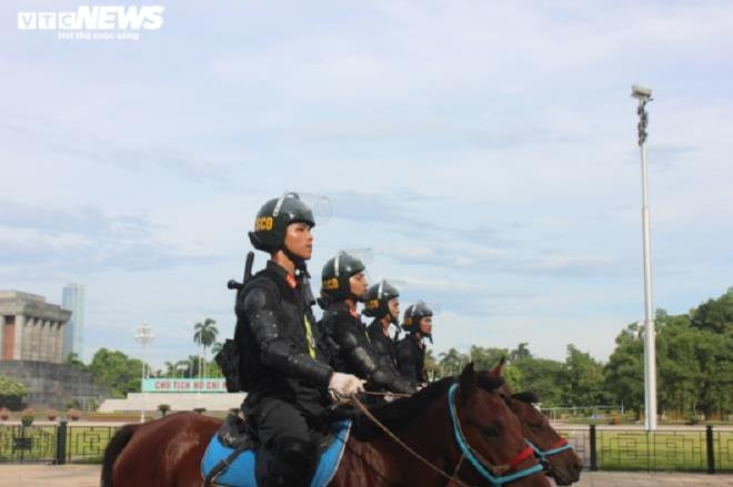 Ảnh: Cảnh sát cơ động Kỵ binh diễu hành trước Lăng Bác và nhà Quốc hội - 12