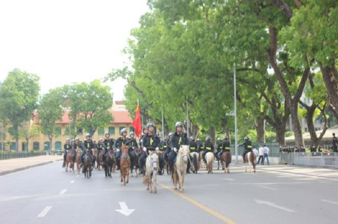 Ảnh: Cảnh sát cơ động Kỵ binh diễu hành trước Lăng Bác và nhà Quốc hội - 13