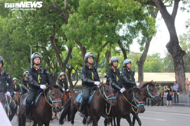 Ảnh: Cảnh sát cơ động Kỵ binh diễu hành trước Lăng Bác và nhà Quốc hội - 14