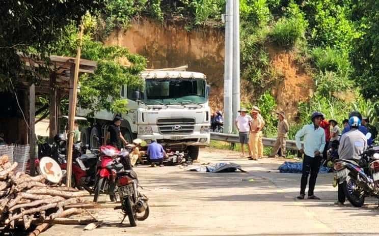 xe-may-doi-dau-xe-tai-2-thanh-nien-quang-nam-tu-vong-tai-cho-1