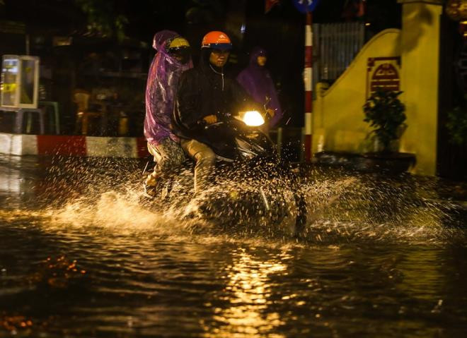 Sau trận 'mưa vàng' giải nhiệt, đường Hà Nội ngập úng, cây xanh bị quật đổ  - 5