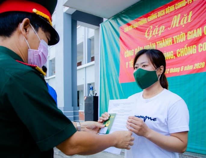 Xúc động cảnh hàng trăm bà bầu vẫy tay chào khi rời khu cách ly - Ảnh 10.