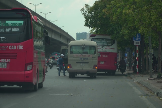 Hà Nội: Nhìn từ trên cao cảnh xe khách “bát nháo” dừng đỗ, đón trả khách - 2