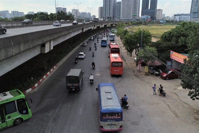 Hà Nội: Nhìn từ trên cao cảnh xe khách “bát nháo” dừng đỗ, đón trả khách - 1