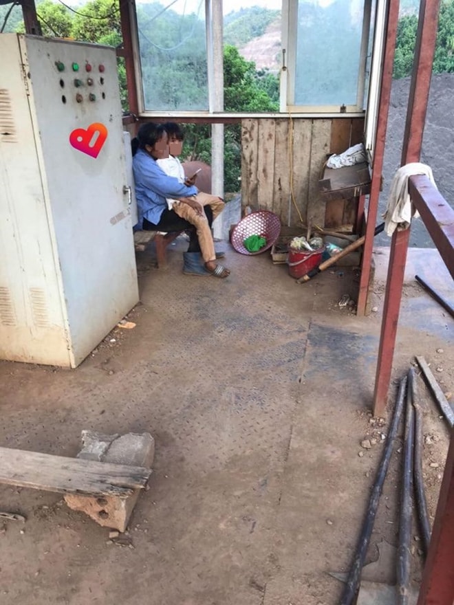 Thấy nữ thợ xây mang con ra công trường nóng rát, người giám sát có hành động khiến tất cả ấm lòng - Ảnh 1.