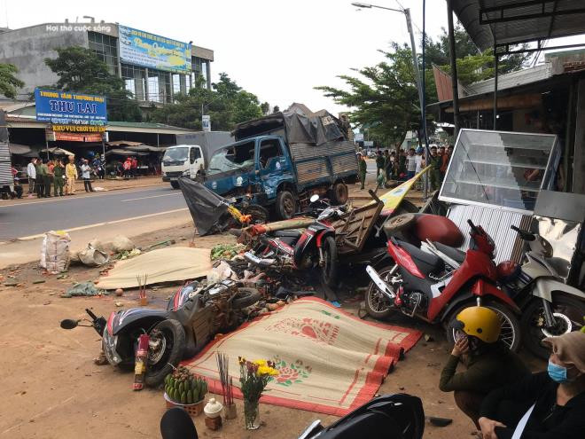 Xe tải đâm 5 người chết: Phê bình lãnh đạo huyện để dân ra đường buôn bán - 3