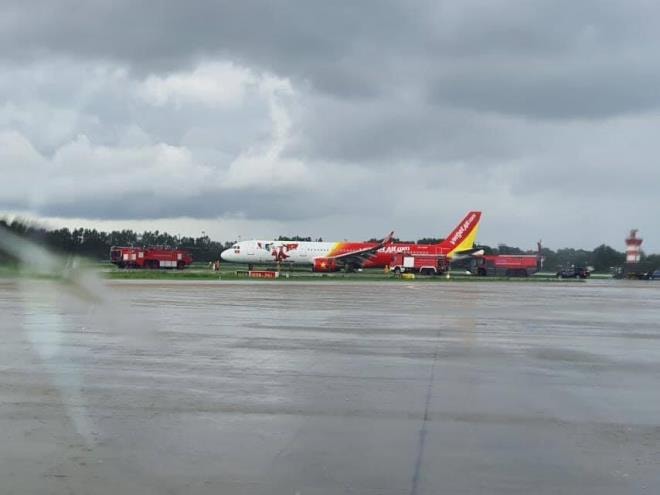 Máy bay trượt khỏi đường băng, đáp trên cỏ: Vietjet Air lên tiếng - 1