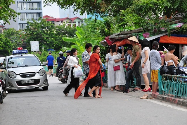 Chị em chen chân chụp ảnh tại đầm sen tây hồ - Ảnh 3.