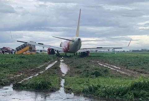 Tạm thu bằng lái 2 phi công vụ máy bay hạ cánh trượt đường băng