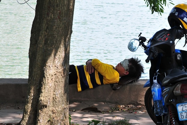 Những điểm nghỉ trưa tránh nóng lý tưởng của dân lao động - Ảnh 3.