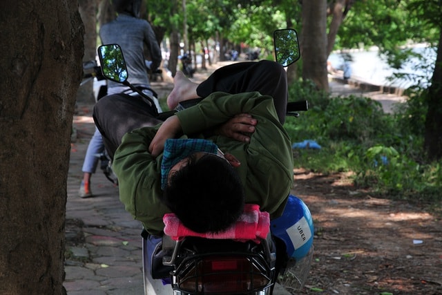 Những điểm nghỉ trưa tránh nóng lý tưởng của dân lao động - Ảnh 6.