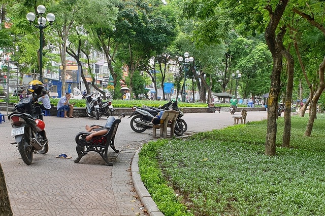 Những điểm nghỉ trưa tránh nóng lý tưởng của dân lao động - Ảnh 1.