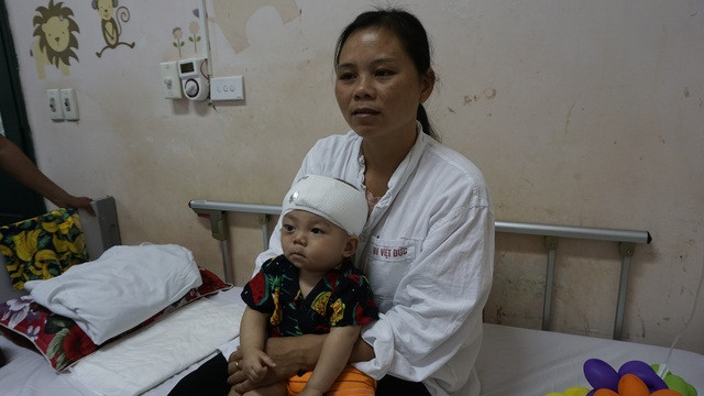 Xót thương bé trai dân tộc Nùng 7 tháng tuổi bị khối u đẩy lồi mắt ra ngoài - Ảnh 6.