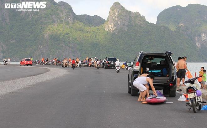 Hàng trăm dân Hạ Long đua nhau tắm ở khu vực cấm, thản nhiên giỡn mặt 'hà bá' - 1